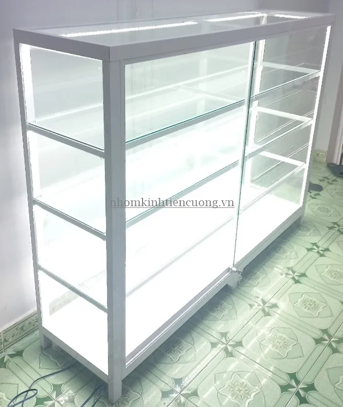 Hình thực tế: Tủ kính mỹ phẩm chia tầng theo nhóm sản phẩm Tủ kính mỹ phẩm chia tầng theo nhóm sản phẩm