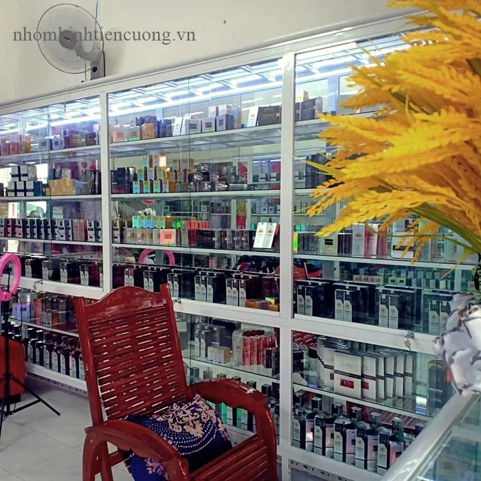 Hình thực tế: Tủ trưng bày mỹ phẩm hoàn thiện theo mặt bằng Tủ trưng bày mỹ phẩm hoàn thiện theo mặt bằng