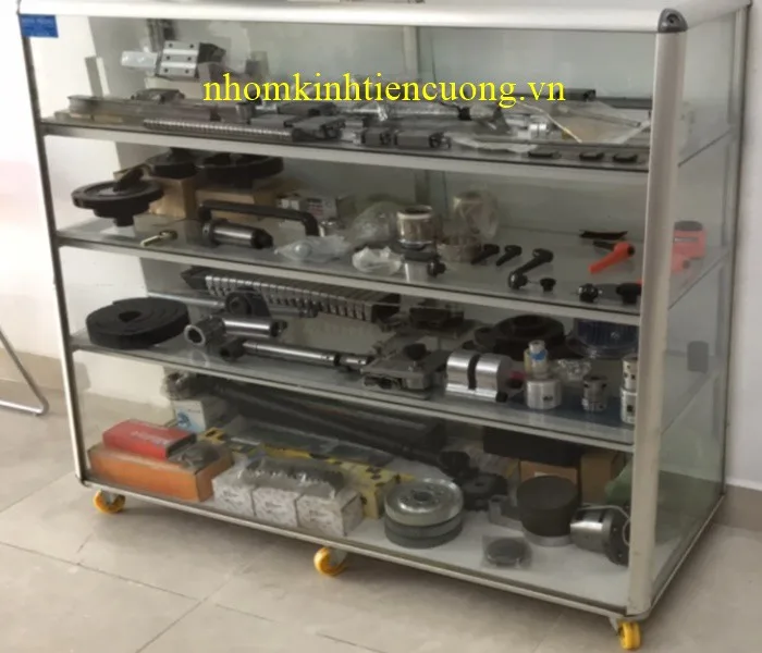 Có Nên Mua Tủ Nhôm Kính Bán Hàng Cũ Để Tiết Kiệm Chi Phí? - hình ảnh thực tế Tủ trưng bày nhôm kính cũ đẹp và gọn gàng