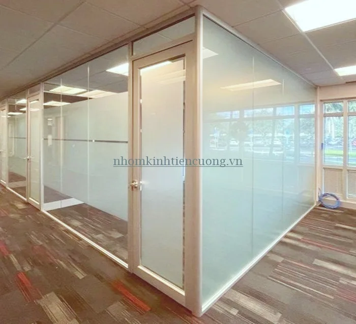 Tiêu chuẩn kỹ thuật vách nhôm kính văn phòng - hình ảnh minh họa 3 Tiêu chuẩn kỹ thuật vách nhôm kính văn phòng - ứng dụng thực tế theo không gian 3