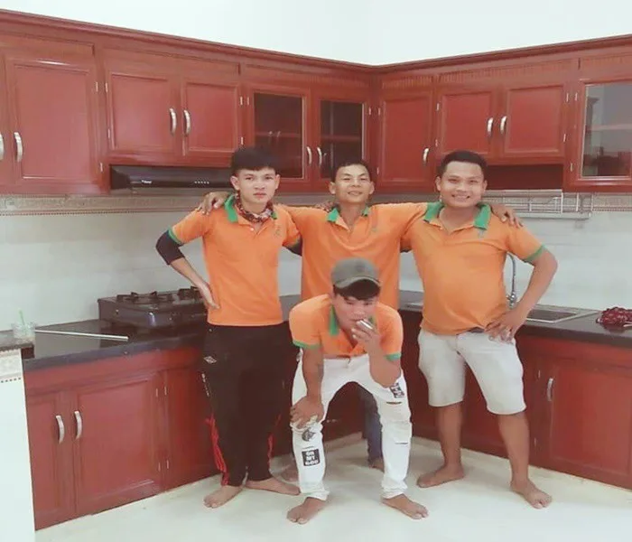 Tuyển thợ nhôm kính tại TP.HCM | Nhôm Kính Tiến Cường - hình ảnh thực tế Thợ nhôm kính gia công sản phẩm tại xưởng Tiến Cường